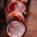 Calici di vino rosato in primo piano &ndash; consumo sociale e posizionamento di mercato